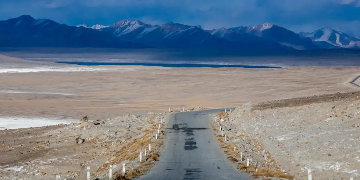 The high plateau road toward the Khargush pass at over 4000 metres